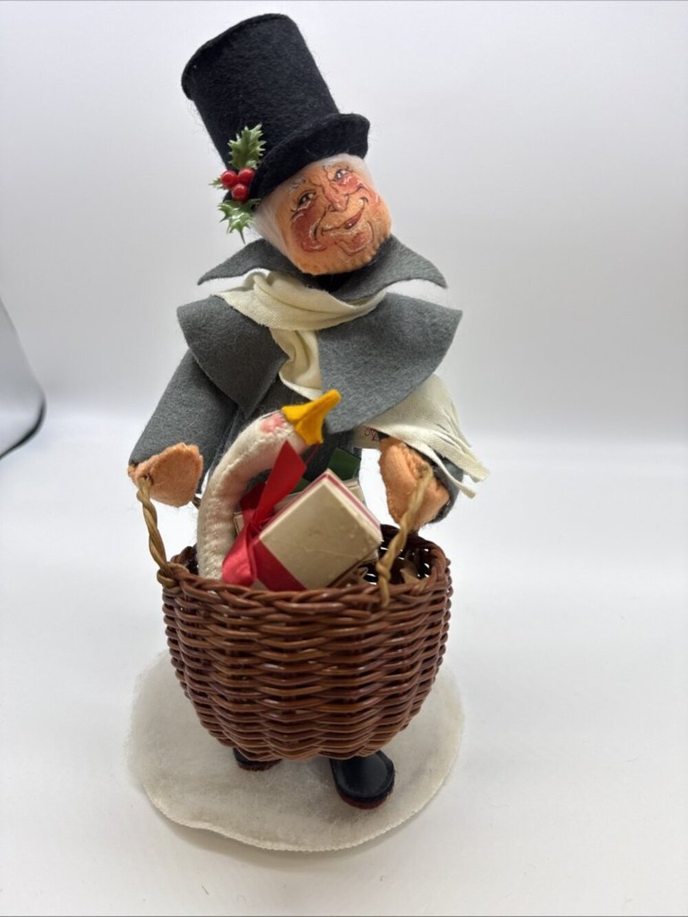 Vintage 1988 Annalee 10" Gentleman With Basket With Gifts And Goose